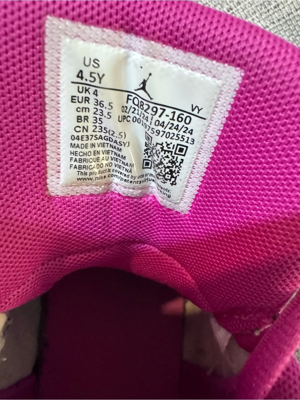 Jordan Max Aura 6 White Fire Pink Sneakers Size 4.5Y FQ8297-160